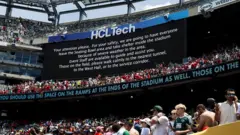 Placar no MetLife Stadium, mostando um alerta sobre condições meteorológicas extremas