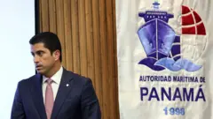 El ministro panameño de Asuntos del Canal, José Ramón Icaza Clement, gesticula durante una conferencia de prensa de la Autoridad Marítima de Panamá