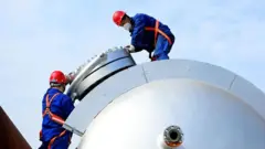 Operários da construção civil montam equipamentos petroquímicos na província de Shandong.