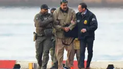 Nicolás Maduro es llevado por agentes de la DEA.