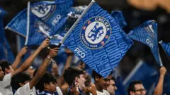 مشجعون يحملون علم نادي تشيلسي