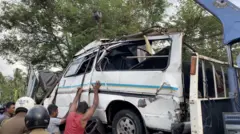 කුලියාපිටියේ රිය අනතුරකින් පාසල් ළමුන් ඇතුළු තිදෙනෙක් මියගිය අතර තවත් ළමුන් 13 දෙනෙක් තුවාල ලබා තිබේ.