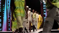 Des mannequins défilent pour Emmy Kasbit, lors de la Fashion week de Lagos 2021, le 30 octobre 2021 à Lagos, au Nigeria.