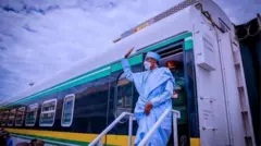 Aarẹ Buhari n jade sọkalẹ ninu baalu