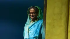 আকাশী রংয়ের জামদানি শাড়ি পরা শেখ হাসিনার ফাইল ছবি