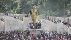 পাঁচই অগাস্ট ঢাকায় শেখ মুজিবুর রহমানের ভাস্কর্য্য ভেঙে ফেলেন আন্দোলনকারীরা