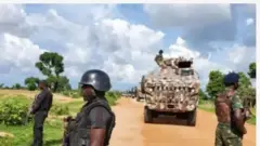 Aworan awọn ologun to gbe ibọn dani pẹlu ọkọ̀ ologun