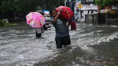 மும்பையை மூழ்கடித்த வெள்ளம் - கள நிலவரத்தை காட்டும் 10 புகைப்படங்கள்