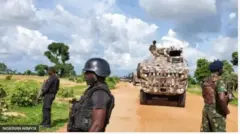 Aworan awọn ọmọ ogun Naijiria to gbe ibọn dani, pẹlu ọkọ̀ ogun