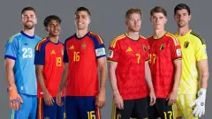 İspanyol ve Belçikalı futbolcular yan yana