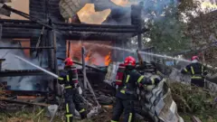 Abazimya inkongi bari mu kazi mu gace gatuwemo kari mu duce twarashweho mu gitero cya 'drone' na misile, aha ni i Lviv, mu burengerazuba bwa Ukraine. 