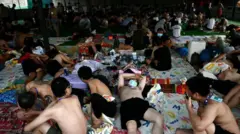 شباب محتجزون بالمخيمات