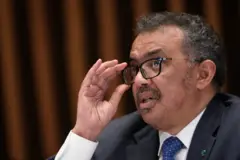 Tedros Adhanom Ghebreyesus, director de la OMS, se agarra sus lentes mientras habla.