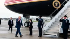 Donald Trump dey enta plane
