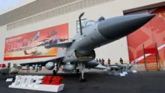 চীনের তৈরি জে-১০ সিই মাল্টিরোল যুদ্ধবিমান