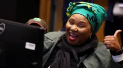 Umurwanashyaka w’ishyaka rishya rya uMkhonto we Sizwe (MK), akora ikimenyetso ku biro by’ibarura ry’amajwi bya Western Cape, muri Cape Town, muri Afurika y’Epfo, ku itariki ya 31 Gicurasi (5) mu 2024