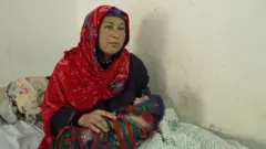  جفت نوزاد پریزاد چند روز در شکمش مانده بود و نبود دستکش در شفاخانه سبب شده بود دکتران نتوانند آن را از شکمش بیرون کنند. 