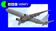 Un P-8 Poséidon en vol, avec le logo BBC Verify superposé à côté