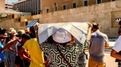 Les fortes chaleurs incitent de nombreux voyageurs à repenser le lieu et le moment de leurs vacances