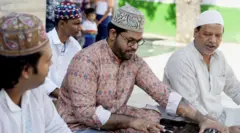 කවාලි යනු සූෆී සාන්තුවරයන්ගේ සිද්ධස්ථාන හරහා දෝංකාර දෙන ආධ්‍යාත්මික පූජාවක් විය. එම සංගීතය රස විඳින තිදෙනෙකු මේ ඡායාරූපයේ දැක්වේ.