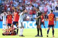 O jogador argentino Enzo Fernández sendo expulso da final da Copa do Mundo de 2026, vencida pela Espanha por 1x0