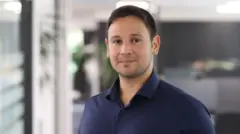 يقول غابرييل هوكيس إن مكان عمله في الدنمارك "ديمقراطي للغاية"