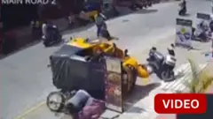 சாலையில் கவிழ்ந்திருக்கும் ஆட்டோ 