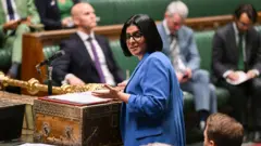 İçişleri Bakanı Shabana Mahmood, Avam Kamarası kürsüsünde konuşma yapıyor.