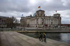 Fachada do Bundestag , na beira de um rio