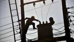 ট্রান্সফর্মার ঠিক করছেন একজন কর্মী