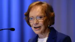 연설 중인 카터 여사