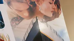 ১৯১২ সালের টাইটানিক দুর্ঘটনার ওপর ভিত্তি করে জেমস ক্যামেরন টাইটানিক সিনেমা নির্মাণ করেছেন