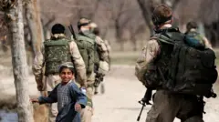2﻿010 yılından Hollanda askerlerinin devriyesini gösteren bir fotoğraf 