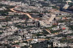 Prédios e casas destruídas na cidade de Kfar Kila no sul do Líbano, em foto tirada do lado israelense da fronteira em 8 de março de 2026