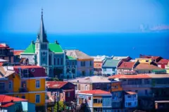 Vista de Valparaíso, no Chile, com igreja e o oceano ao fundo