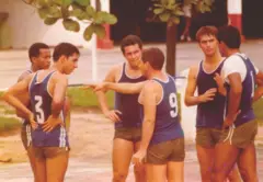 Bolsonaro e colegas durante atividade esportiva em quartel militar