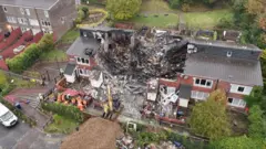 آتش‌نشانان در حال جستجوی خرابه‌ها هستند و تحقیقات درباره علت انفجار ادامه دارد