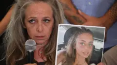 Kareb Shem muestra una foto de Mia Shem