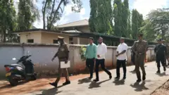 නඩු විභාගය වෙනුවෙන් දේශපාලන සිරකරුවන් අධිකරණයට කැඳවාගෙන එන අයුරු