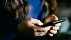 Harka dubartii mobaayilii tuttuqaa jirtu