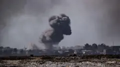 آثار غارة جوية إسرائيلية على مخيم جباليا للاجئين شمال قطاع غزة