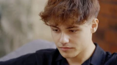 کای می‌گوید که محتوای خشونت‌آمیز و آزاردهنده «ناگهانی» در فیدهای او ظاهر شد
