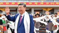 Си Цзиньпин на фоне танцующих женщин в национальных нарядах