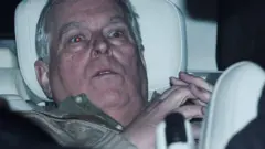 Andrés Mountbatten Windsor tras ser liberado después de su arresto.