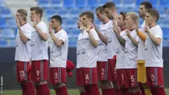 'Yan wasan Norway sun sanya riga da ke magana kan hakkin dan dama a ciki da wajen filin kwallo, ko da yake tawagar ba ta yi nasarar halartar gasar da za a yi a kasar ba