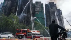 Imagen de los edificios quemados del complejo de viviendas Wang Fuk Court, en el distrito de Tai Po en Hong Kong.