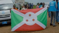 Abashitse baca bashikirizwa ibendera ry’Uburundi nk’ikimenyetso ko igihugu cabo kibakiriye