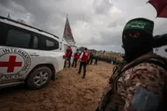 Um militante do Hamas perto de um veículo da Cruz Vermelha