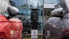 Kotak pengisian untuk mobil listrik digambarkan di dealer mobil Moller Bil Volkswagen di luar ibukota Norwegia Oslo