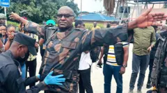 Brig Gen Gakwerere wa FDLR arimo gusakwa n'umupolisi w'u Rwanda nyuma y'uko M23 imushyikirije u Rwanda ku wa gatandatu